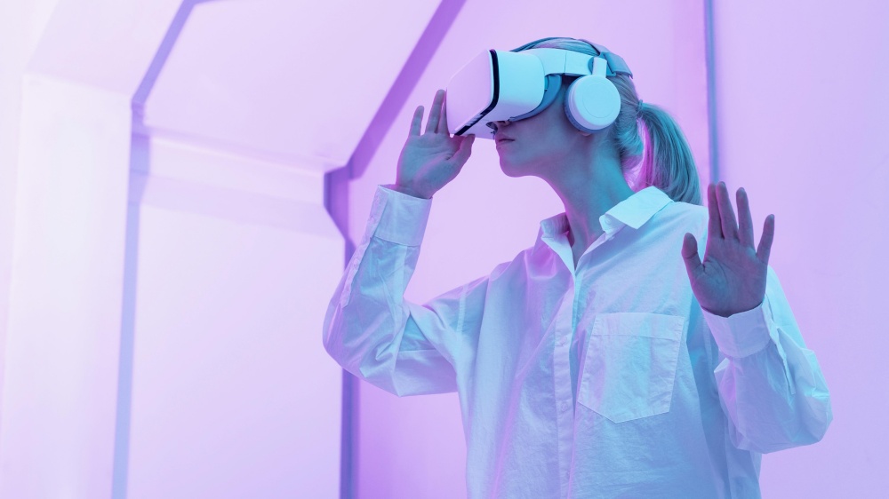 woman wearing virtual reality simulator_2