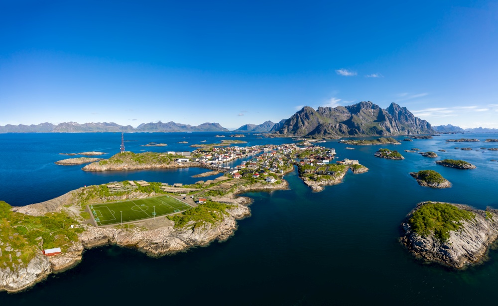 Henningsvaer Lofoten is an archipelago in the county of Nordland, Norway. Is known for a distinctive scenery with dramatic mountains and peaks, open sea and sheltered bays, beaches and untouched lands