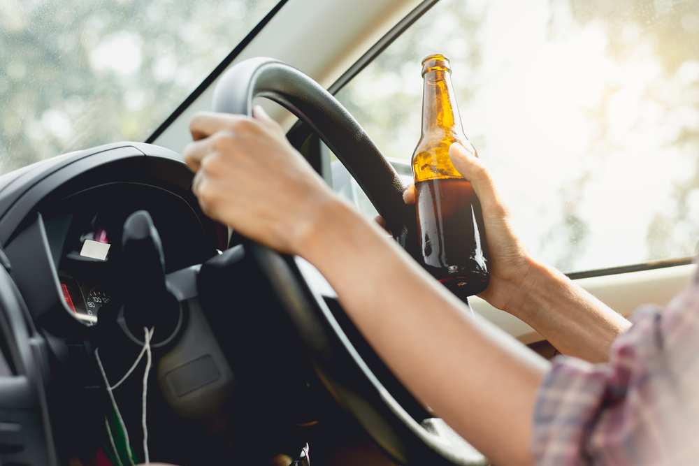 Young tourists are driving while drinking alcohol and intoxicants.